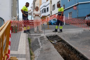 La concejala de Aguas, Inmaculada Medina, junto a trabajadores de las obras en la calle Salvia