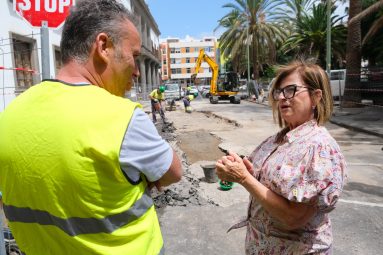 La concejala de Aguas, Inmaculada Medina, visita la obra de saneamiento en la plaza de La Feria
