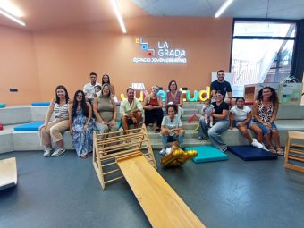 La concejala de Juventud, Carla Campoamor, junto a participantes en una sesión del proyecto Nido