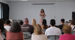 La concejala de Participación Ciudadana, Betsaida González, durante el evento de clausura de la última edición de los talleres.