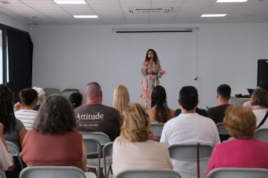 La concejala de Participación Ciudadana, Betsaida González, durante el evento de clausura de la última edición de los talleres.
