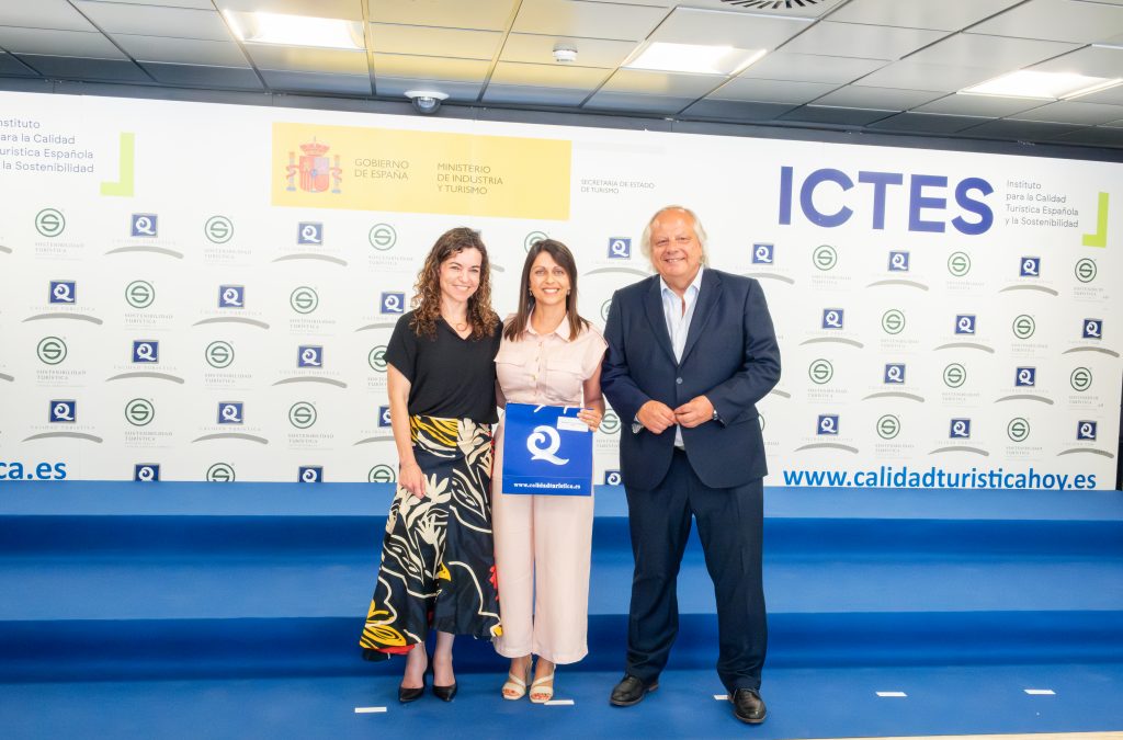La concejala de Turismo recogió en Madrid el galardón que distingue a ambas playas