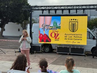 La concejala del distrito, Nina Santana, durante la sesión de cine celebrada en Tafira.
