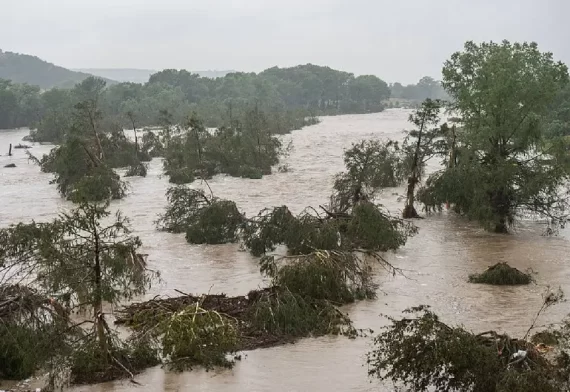La crecida del río Guadalupe en Texas deja 25 muertos y al menos 23 niñas desaparecidas