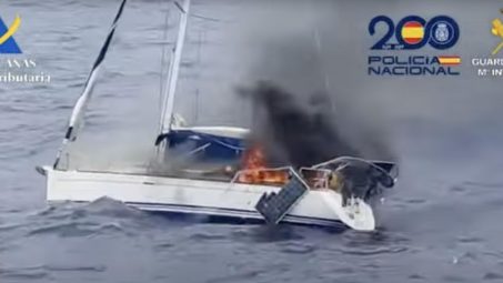 Los narcos queman un velero con cocaína en Tenerife al ser interceptados por Aduanas