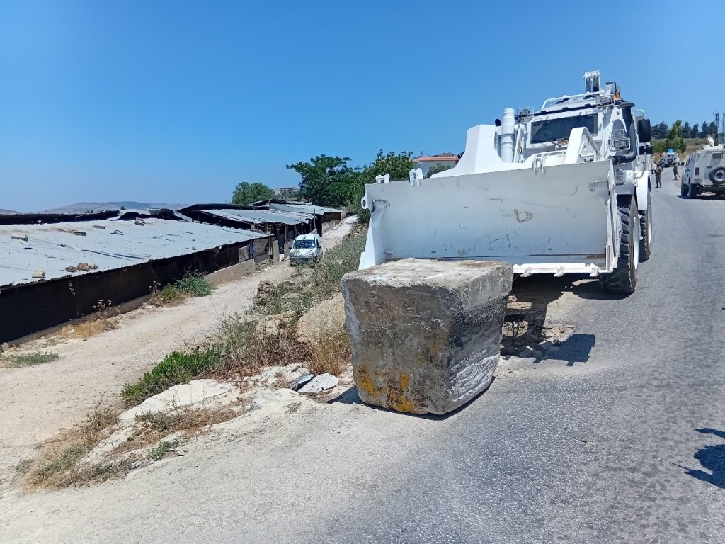 Maquinaria pesada removiendo un bloqueo de carretera.