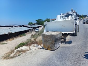 Maquinaria pesada removiendo un bloqueo de carretera.