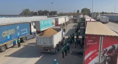 Media Luna Roja egipcia envía convoy de cien camiones con ayuda a Gaza a través de Israel