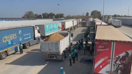 Media Luna Roja egipcia envía convoy de cien camiones con ayuda a Gaza a través de Israel