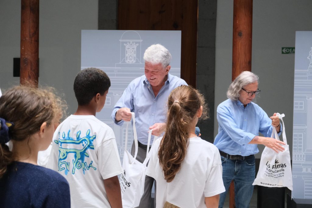 Pedro Quevedo recibe a los niños y niñas saharauis que pasarán el verano en la isla con el programa ‘Vacaciones en paz’ (2)