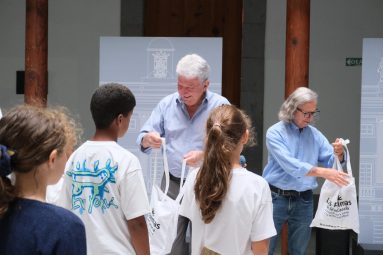 Pedro Quevedo recibe a los niños y niñas saharauis que pasarán el verano en la isla con el programa ‘Vacaciones en paz’ (2)