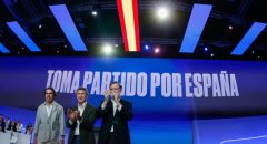 Rajoy y Aznar recetan al PP moderación y centralidad para ganar el Gobierno