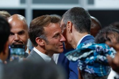 Sánchez y Macron se unen para intentar gravar vuelos en clase superior y jets privados