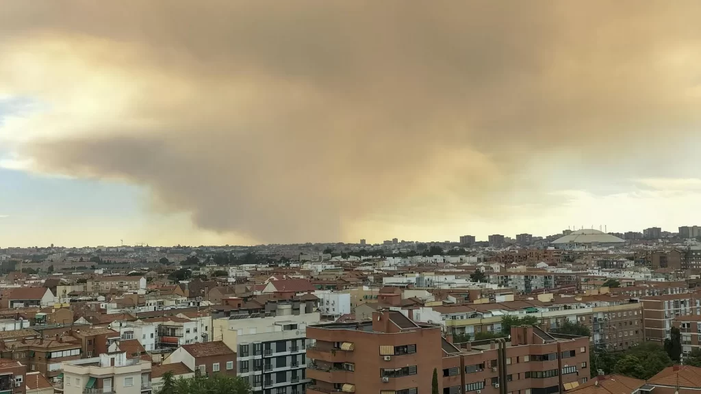 Un incendio originado en Méntrida (Toledo) quema 2.500 hectáreas y se propaga a Madrid