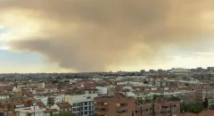 Un incendio originado en Méntrida (Toledo) quema 2.500 hectáreas y se propaga a Madrid