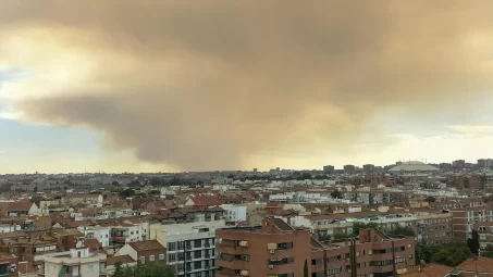 Un incendio originado en Méntrida (Toledo) quema 2.500 hectáreas y se propaga a Madrid