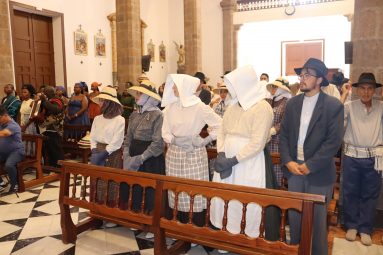 Una imagen de los grupos en el interior del templo