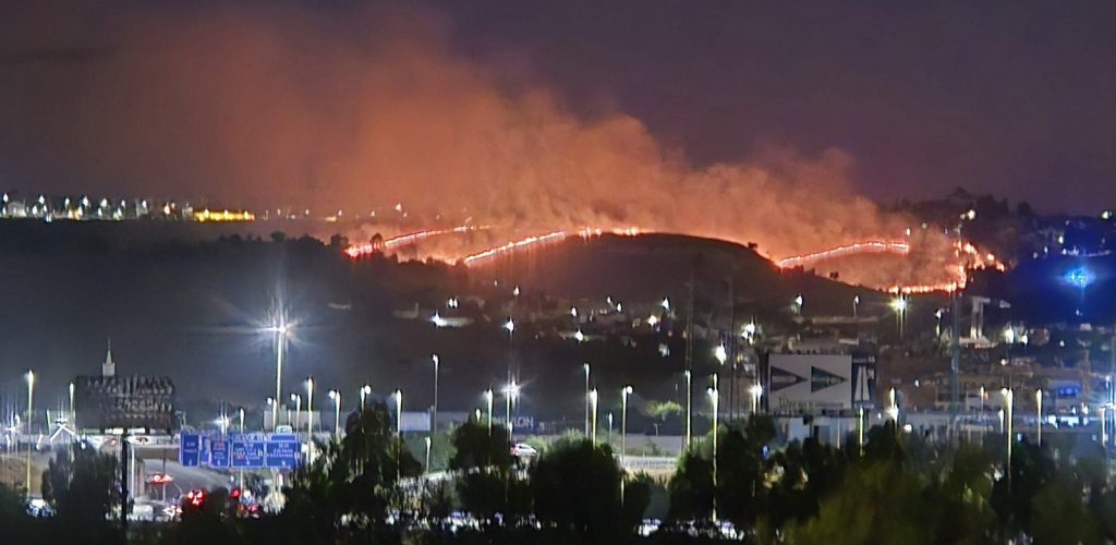 Varias unidades de bomberos en un incendio con dos focos en Castilleja de Guzmán (Sevilla)