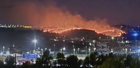 Varias unidades de bomberos en un incendio con dos focos en Castilleja de Guzmán (Sevilla)