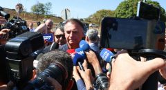 Visita de Bolsonaro a la Cámara termina con exhibición de tobillera electrónica y tumulto