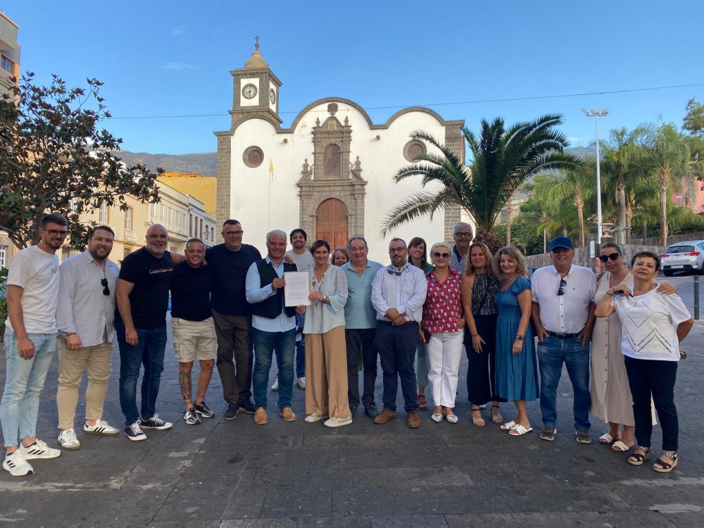 concejales y dirigentes del PP, y el edil de NC, tras presentar la moción de censura
