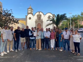 concejales y dirigentes del PP, y el edil de NC, tras presentar la moción de censura