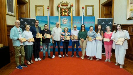ganadores y participantes con alcalde y concejala de comercio