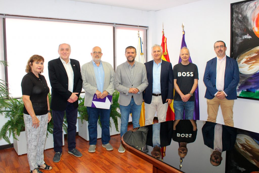 instituto de investigacion social y turismo-director con carpeta