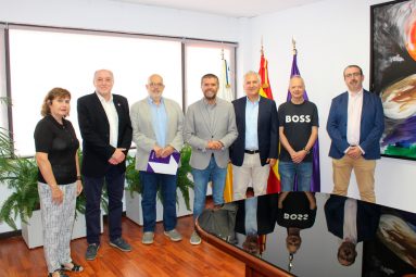 instituto de investigacion social y turismo-director con carpeta