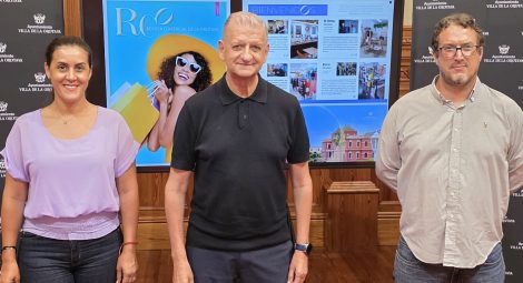 presentación Revista concejala comercio, alcalde y representante empresa edición revista