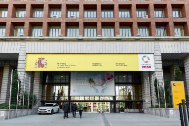 Main entrance to the building of the Spanish Ministry.