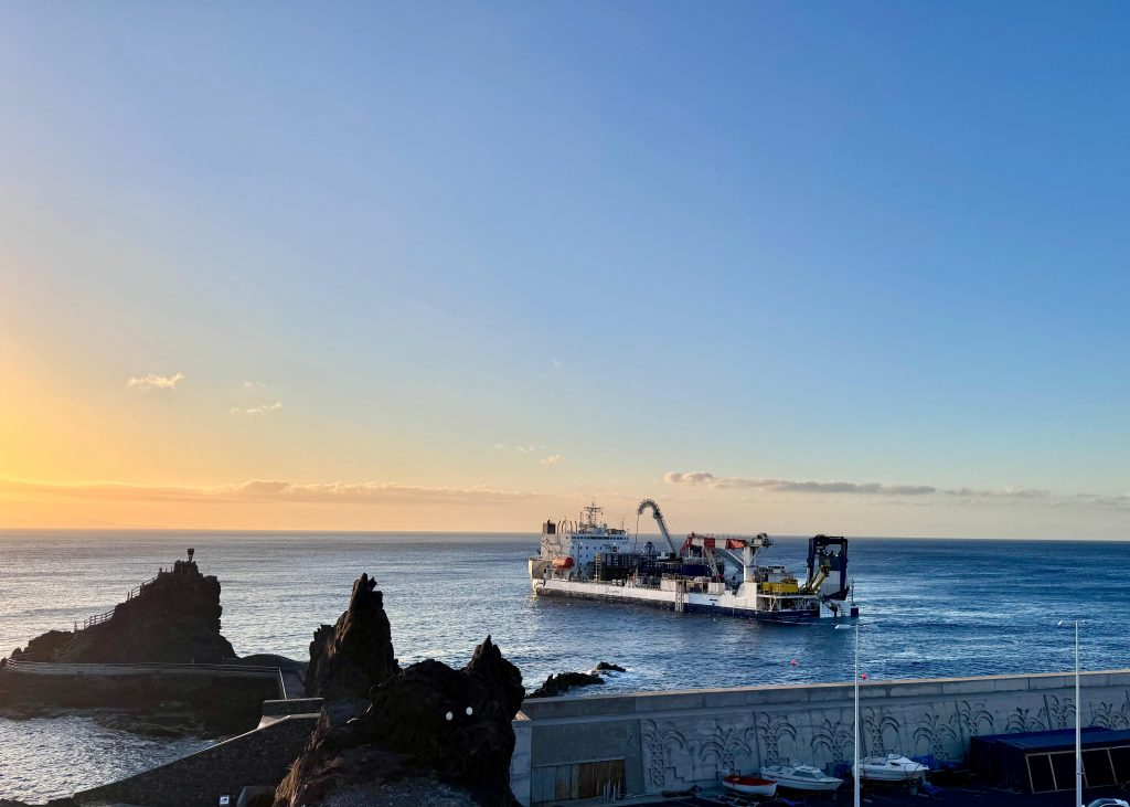 290825 buque cablero Cable Enterprise, de la empresa Prysmian, realizando las primeras actuaciones en la zona trasera del Puerto de San Sebastián