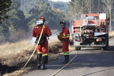 Continúan activos dos incendios en provincia de A Coruña que afectan a unas 110 hectáreas