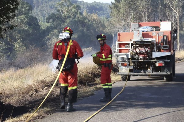 Continúan activos dos incendios en provincia de A Coruña que afectan a unas 110 hectáreas