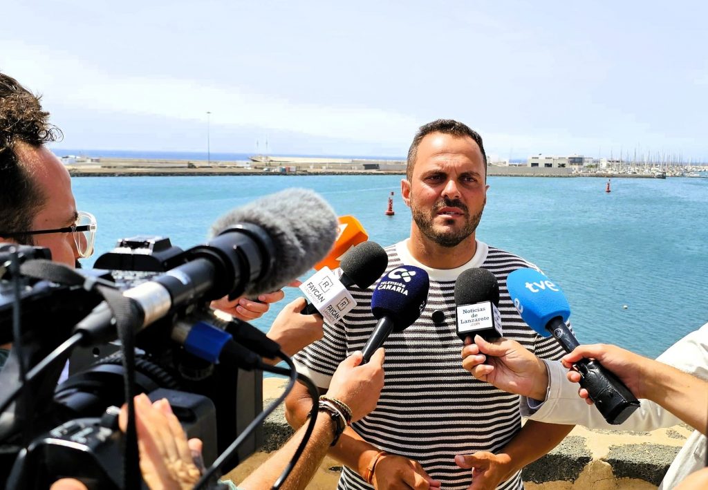 Alcalde de Arrecife pide al Gobierno que derive a la península a los polizones de Senegal