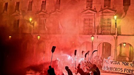 Bomberos forestales encienden las calles de Soria en homenaje al compañero fallecido