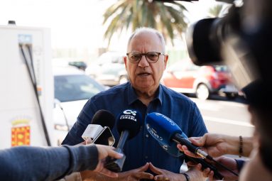 Casimiro Curbelo atendiendo a los medios de comunicacion