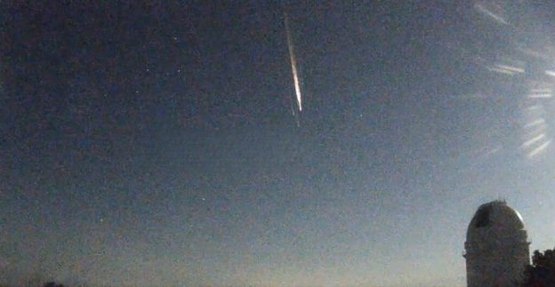 La reentrada de un cohete chino deja un espectáculo luminoso en el cielo del sureste de España