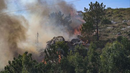 Dos nuevos incendios, uno en Galicia y otro en Tarifa, activos, obligan a desalojar