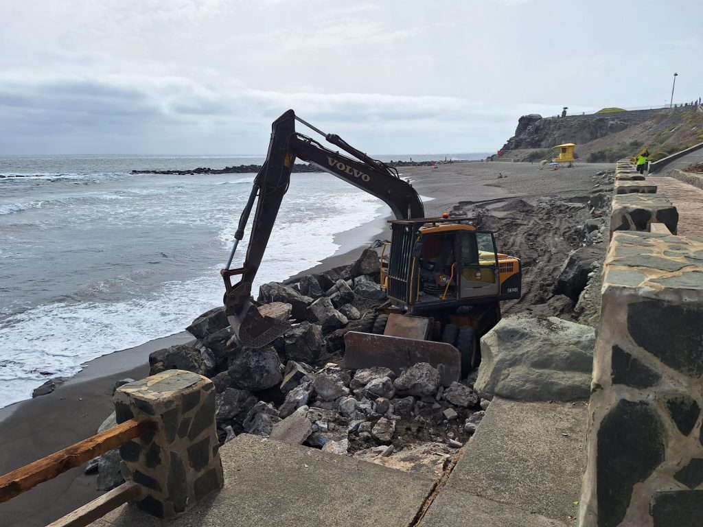 El Ayuntamiento inicia las obras para la mejora de la accesibilidad en la playa de La Laja (3)