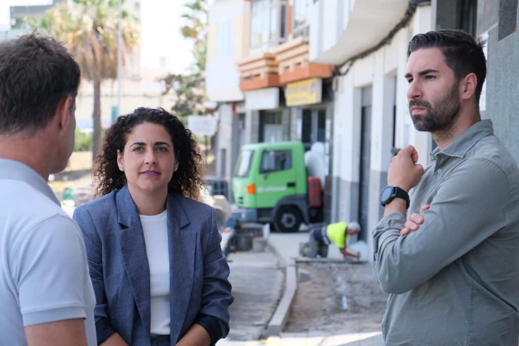 El Ayuntamiento inicia los trabajos para repavimentar las aceras de la calle Ana Benítez en el Lomo Apolinario 1