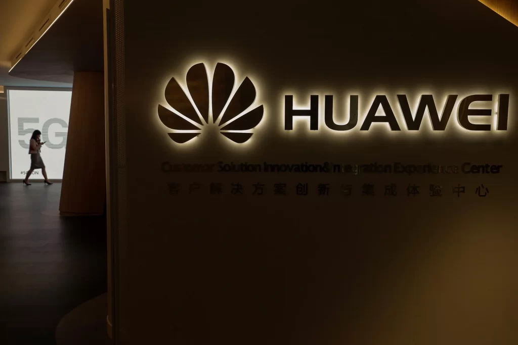 El Gobierno defiende los contratos cerrados con Huawei entre crecientes críticas del PP