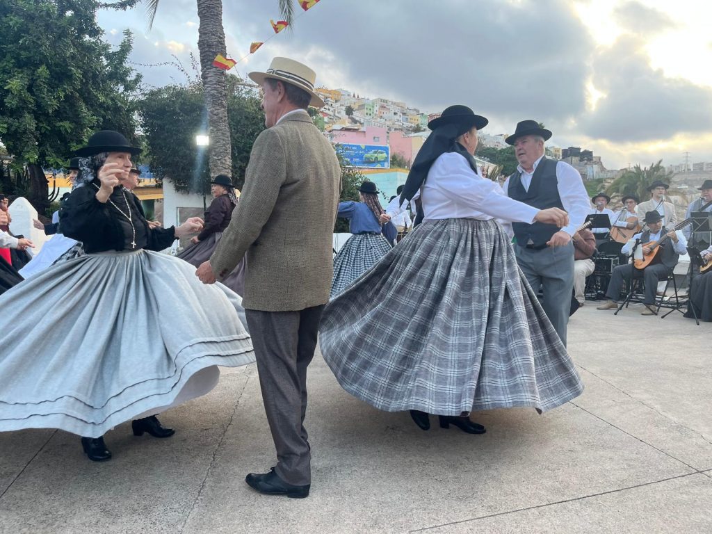 El barrio de San Roque comienza sus fiestas patronales con la lectura del pregón y una actuación folclórica (1)