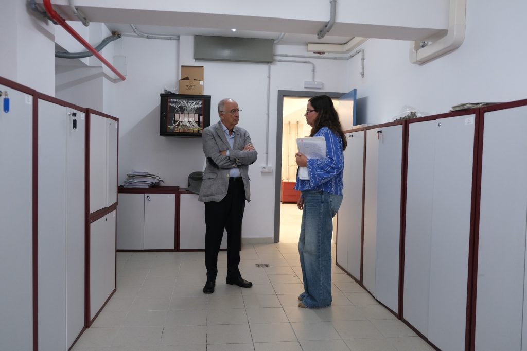 El concejal de Presidencia, Francisco Hernández Spínola, junto a la directora general de Gobernanza, Fayna Álamo, en las instalaciones del archivo municipal