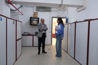 El concejal de Presidencia, Francisco Hernández Spínola, junto a la directora general de Gobernanza, Fayna Álamo, en las instalaciones del archivo municipal