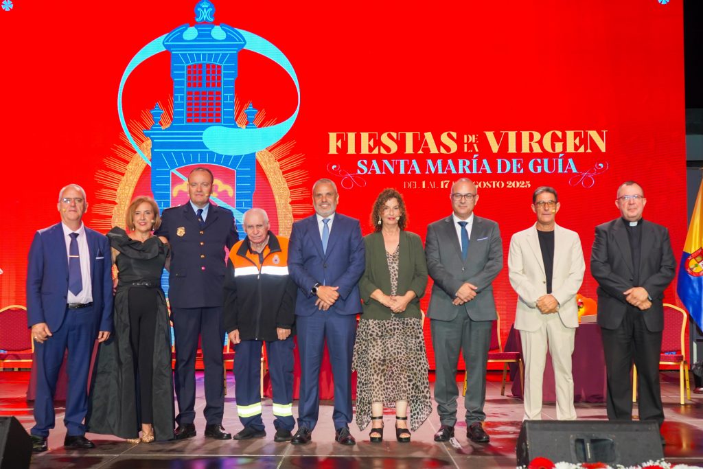 Foto de todos los pregoneros junto al alcalde, Alfredo Gonçalves Ferreira, el concejal de Cultura, Julián Melián, y el cura párroco José Luis Rodríguez