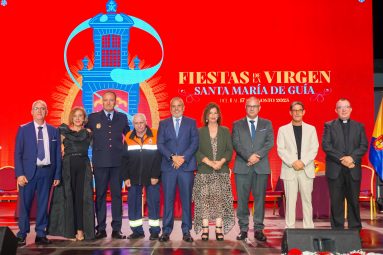 Foto de todos los pregoneros junto al alcalde, Alfredo Gonçalves Ferreira, el concejal de Cultura, Julián Melián, y el cura párroco José Luis Rodríguez