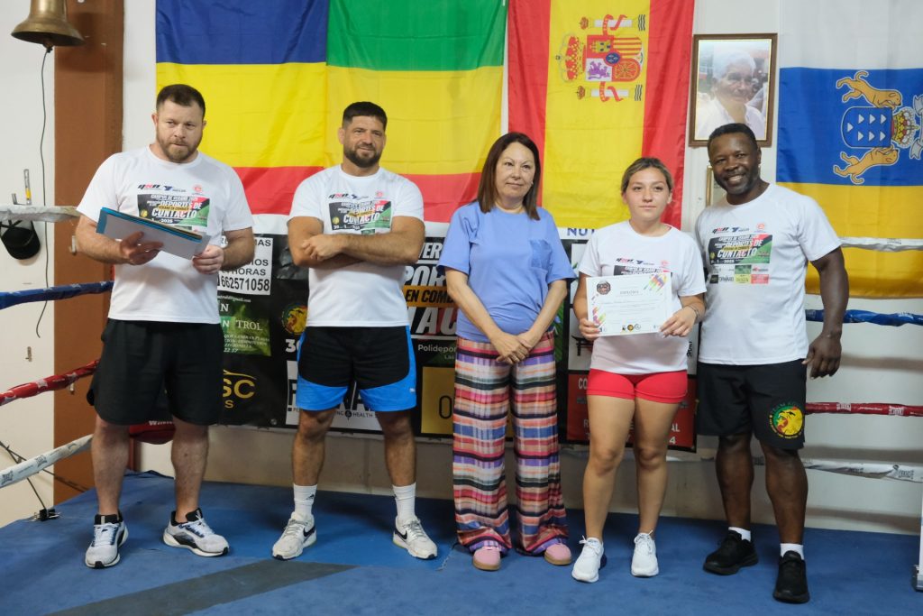 Gustavo Sarmiento, Pedro García, la concejala de Bienestar Social, Carmen Luz Vargas, y Eric Kouam, junto a una de las chicas participantes en Campus