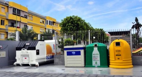 Imagen de recintos actuales con contenedores y autocompactadora