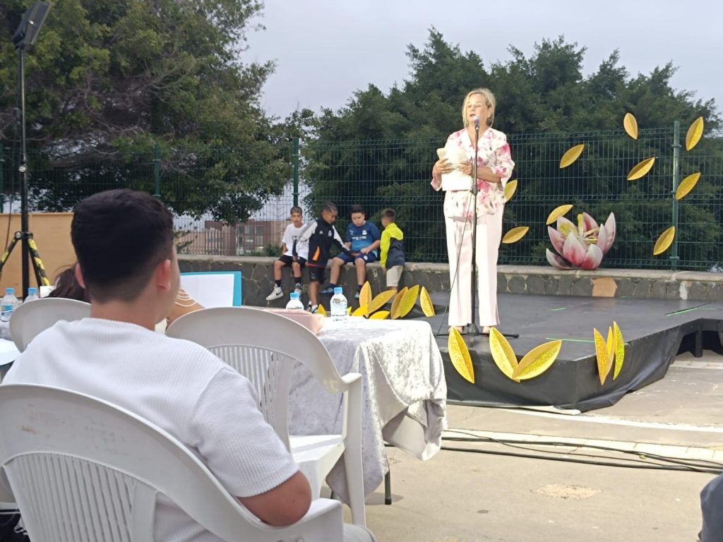 La concejala Nina Santana, durante el pregón de Zárate